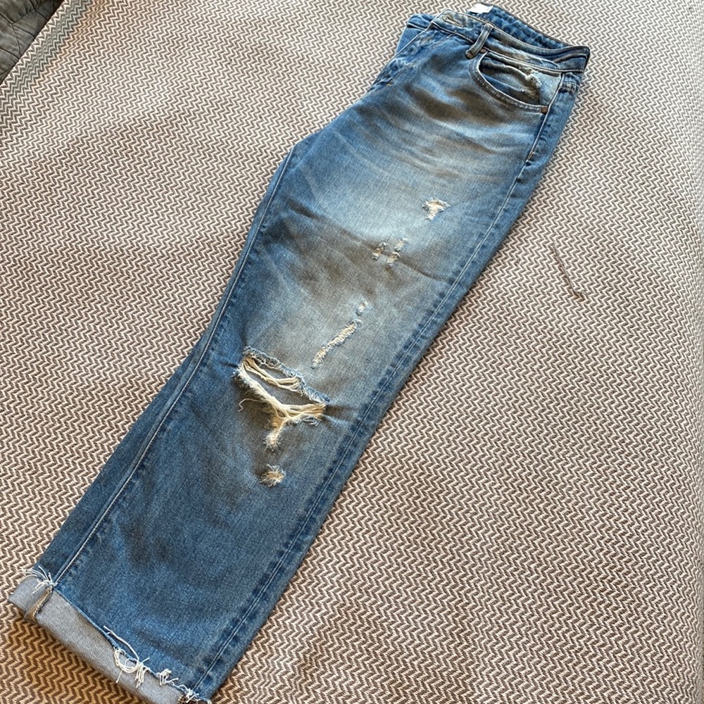 CJLA~~ relaxed fit, distressed..🖤